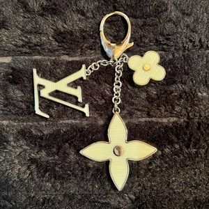 Authentic Louis Vuitton Fleur De Epi bag charm keychain white